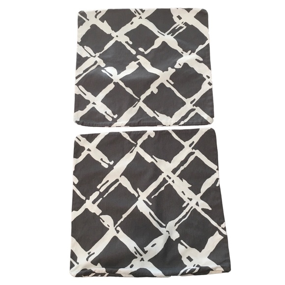 Set of 2 Pillow Covers 17” Gray & White abstract print Like new Zips closed EUC - Picture 7 of 10
